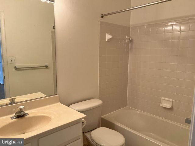 8818 ROYAL DOULTON LN, Fairfax, VA 22031