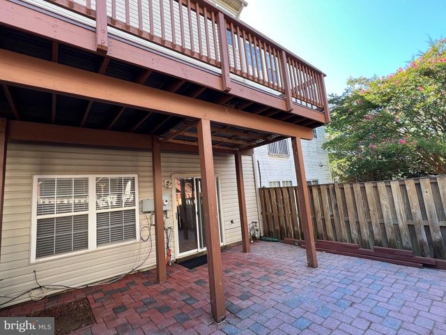 8818 ROYAL DOULTON LN, Fairfax, VA 22031