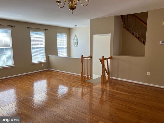 8818 ROYAL DOULTON LN, Fairfax, VA 22031