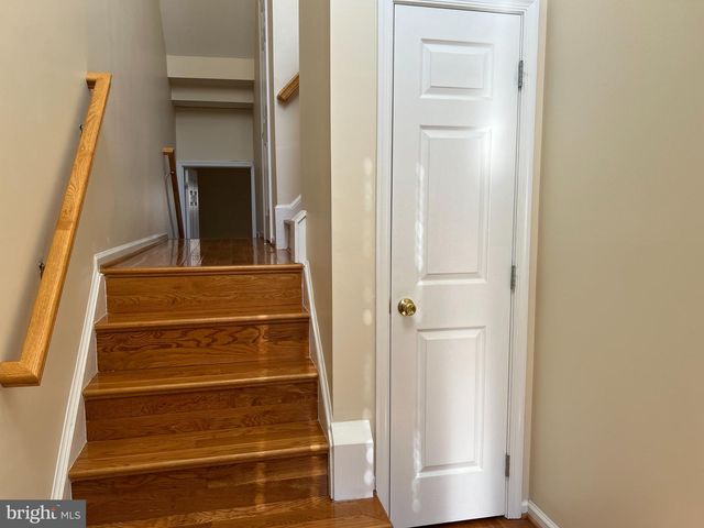 8818 ROYAL DOULTON LN, Fairfax, VA 22031