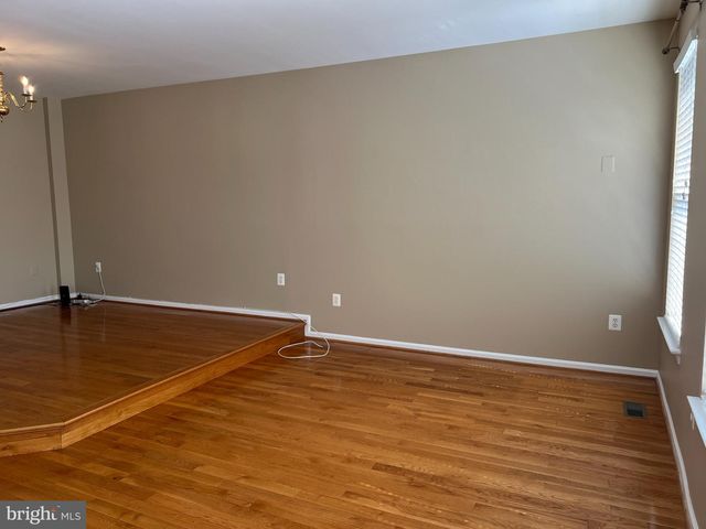 8818 ROYAL DOULTON LN, Fairfax, VA 22031