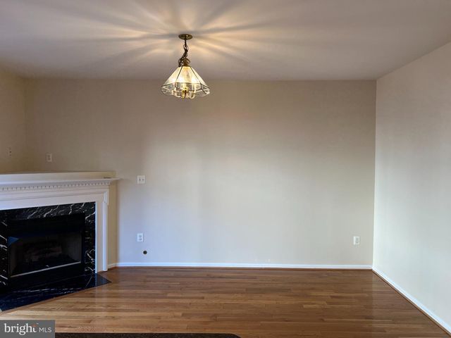 8818 ROYAL DOULTON LN, Fairfax, VA 22031