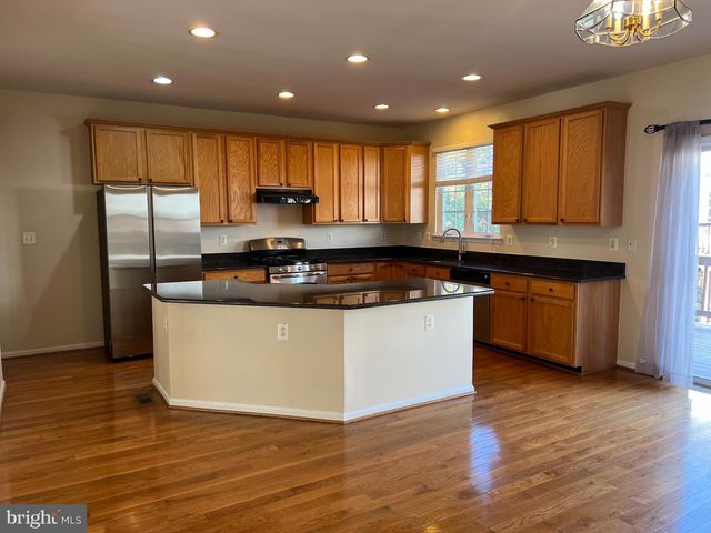 8818 ROYAL DOULTON LN, Fairfax, VA 22031