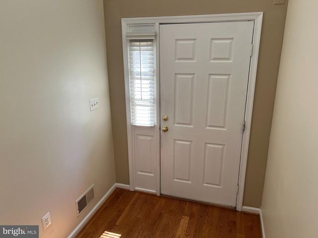 8818 ROYAL DOULTON LN, Fairfax, VA 22031
