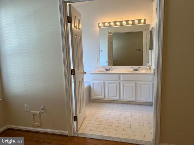 8818 ROYAL DOULTON LN, Fairfax, VA 22031