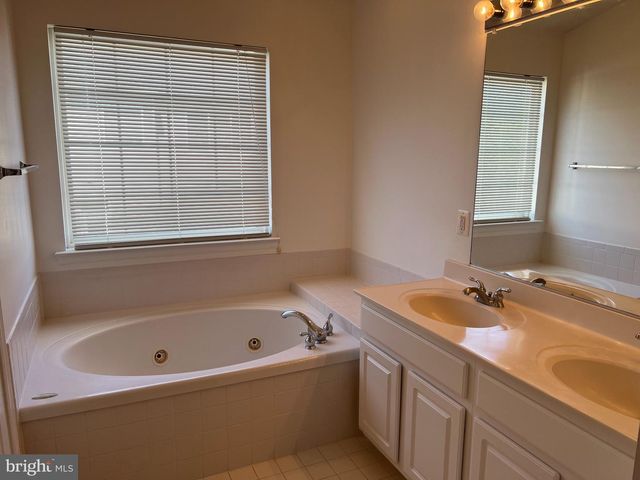8818 ROYAL DOULTON LN, Fairfax, VA 22031