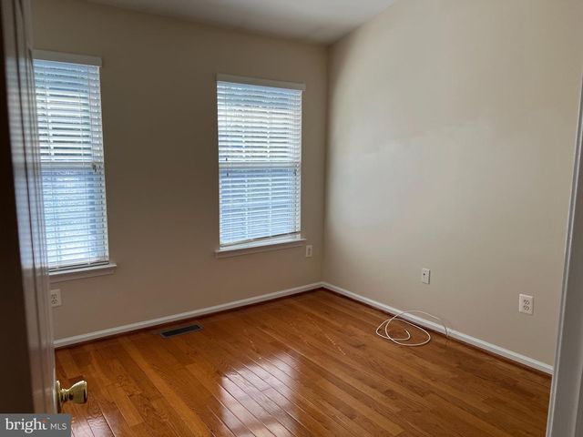 8818 ROYAL DOULTON LN, Fairfax, VA 22031