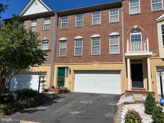 8818 ROYAL DOULTON LN, Fairfax, VA 22031