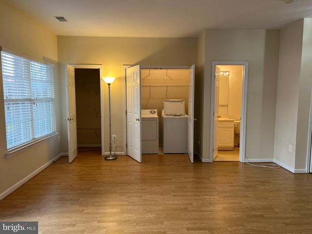 8818 ROYAL DOULTON LN, Fairfax, VA 22031