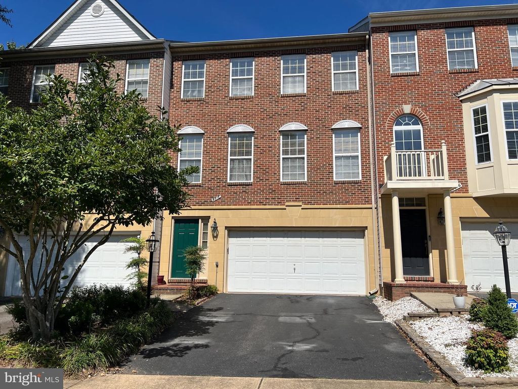 8818 ROYAL DOULTON LN, Fairfax, VA 22031