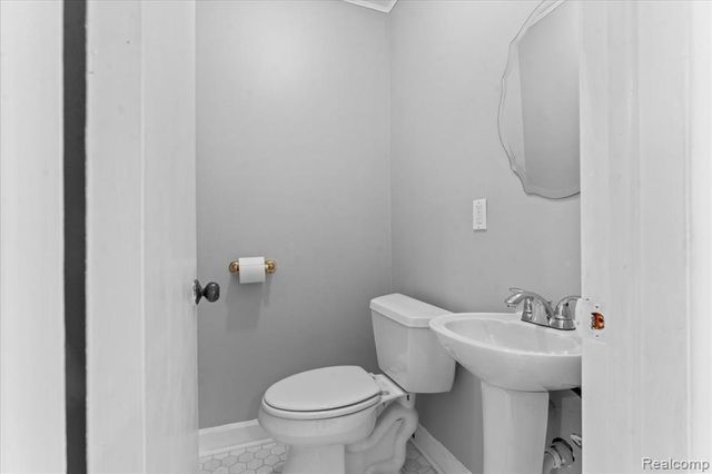4320 Knightsbridge Lane, West Bloomfield, MI 48323