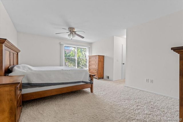4320 Knightsbridge Lane, West Bloomfield, MI 48323