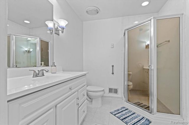 4320 Knightsbridge Lane, West Bloomfield, MI 48323
