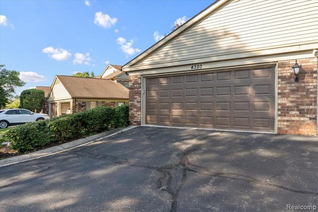 4320 Knightsbridge Lane, West Bloomfield, MI 48323