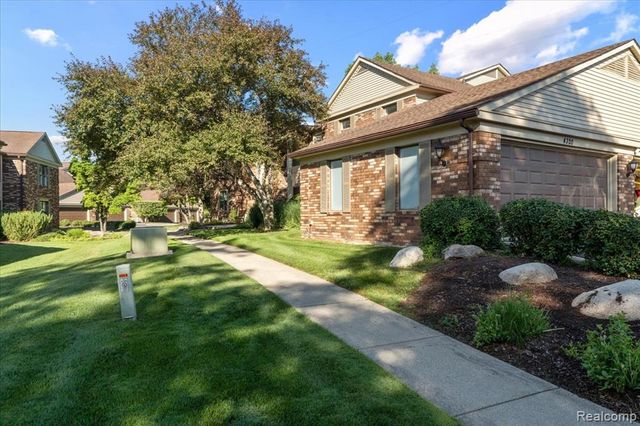 4320 Knightsbridge Lane, West Bloomfield, MI 48323
