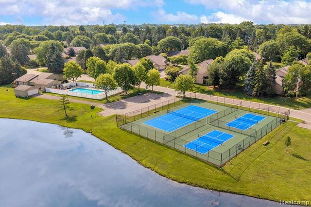 4320 Knightsbridge Lane, West Bloomfield, MI 48323