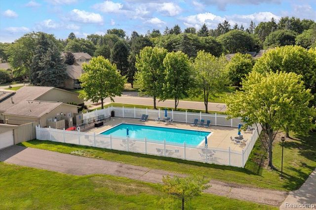 4320 Knightsbridge Lane, West Bloomfield, MI 48323