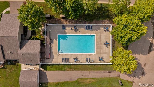 4320 Knightsbridge Lane, West Bloomfield, MI 48323