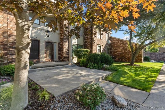 4320 Knightsbridge Lane, West Bloomfield, MI 48323