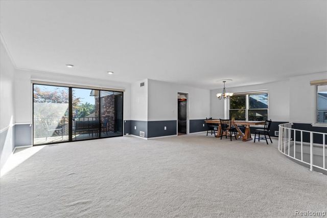 4320 Knightsbridge Lane, West Bloomfield, MI 48323