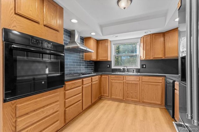 4320 Knightsbridge Lane, West Bloomfield, MI 48323