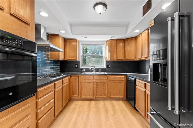 4320 Knightsbridge Lane, West Bloomfield, MI 48323