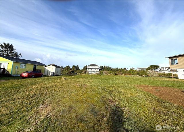 555 Canal Drive NE, Ocean Shores, WA 98569