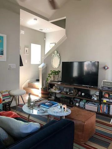 2209 Willow ST B, Austin, TX 78702