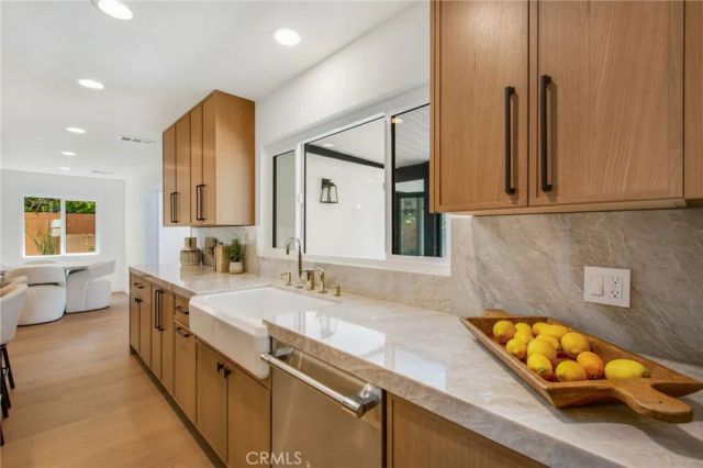305 Robinhood, Costa Mesa, CA 92627