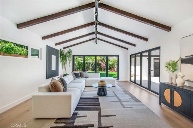305 Robinhood, Costa Mesa, CA 92627