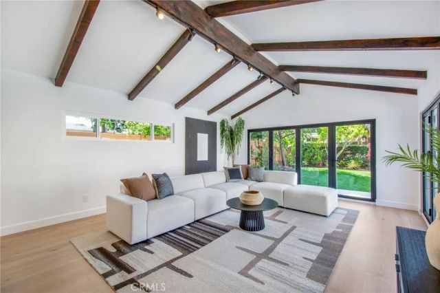 305 Robinhood, Costa Mesa, CA 92627
