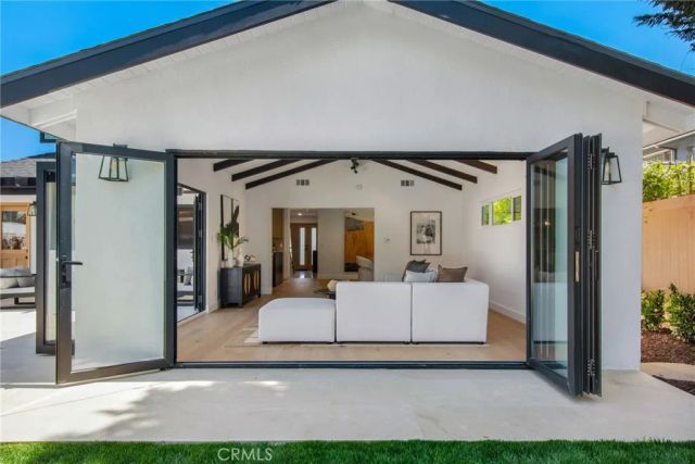 305 Robinhood, Costa Mesa, CA 92627