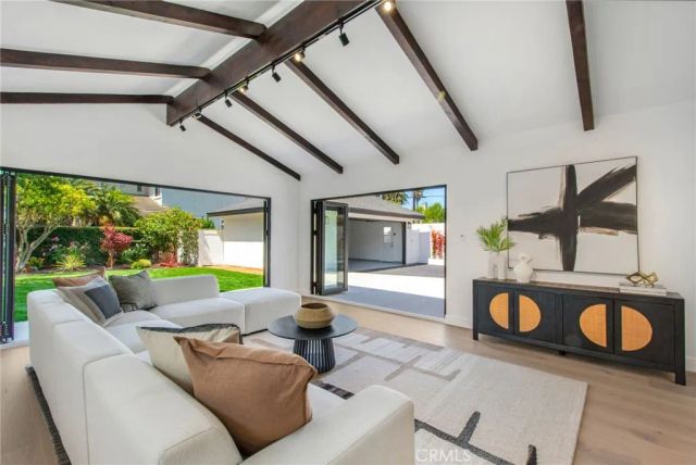 305 Robinhood, Costa Mesa, CA 92627