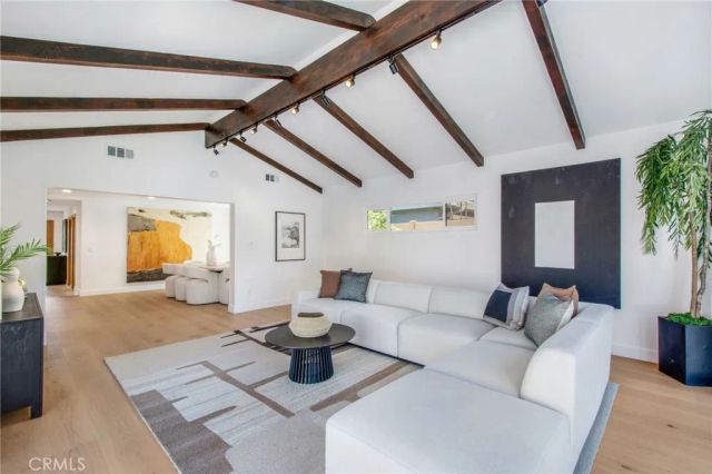 305 Robinhood, Costa Mesa, CA 92627