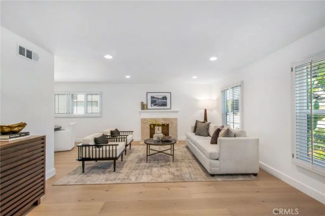 305 Robinhood, Costa Mesa, CA 92627
