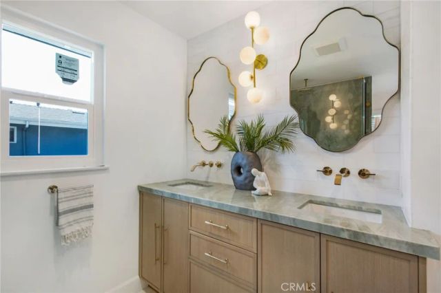 305 Robinhood, Costa Mesa, CA 92627