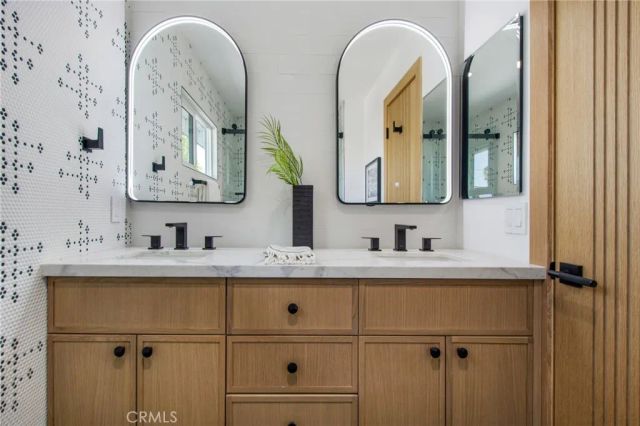 305 Robinhood, Costa Mesa, CA 92627