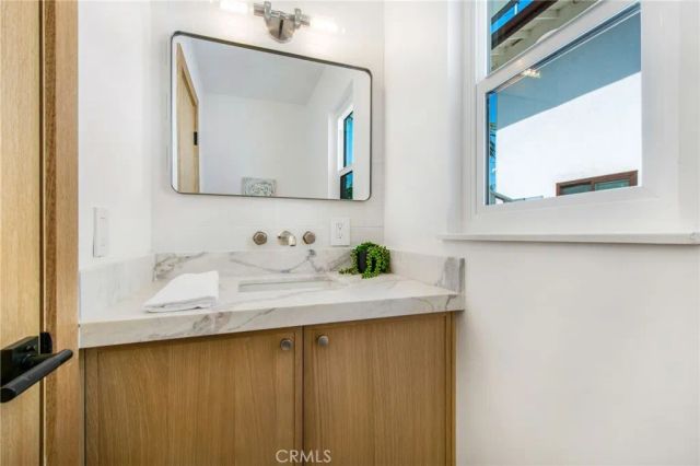 305 Robinhood, Costa Mesa, CA 92627