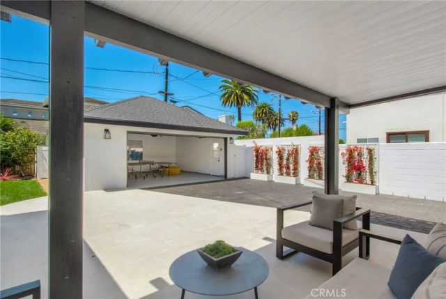 305 Robinhood, Costa Mesa, CA 92627