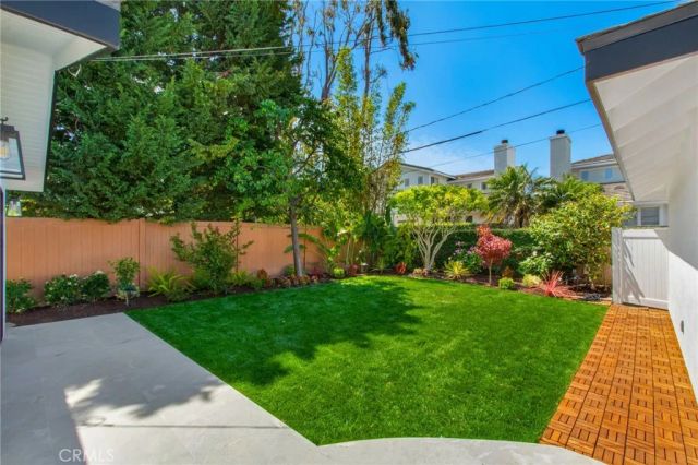 305 Robinhood, Costa Mesa, CA 92627