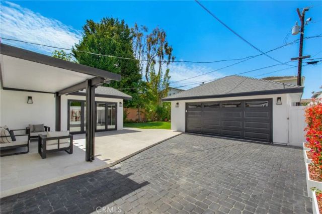 305 Robinhood, Costa Mesa, CA 92627