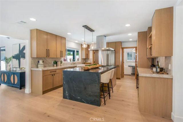 305 Robinhood, Costa Mesa, CA 92627
