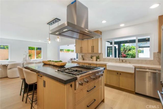 305 Robinhood, Costa Mesa, CA 92627
