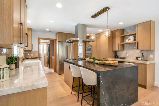 305 Robinhood, Costa Mesa, CA 92627