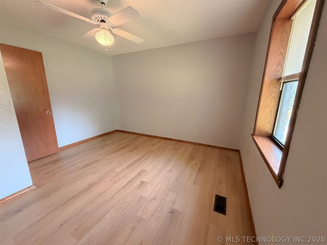 305 E Barclay Street, Henryetta, OK 74437