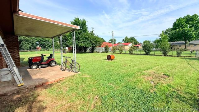 305 E Barclay Street, Henryetta, OK 74437