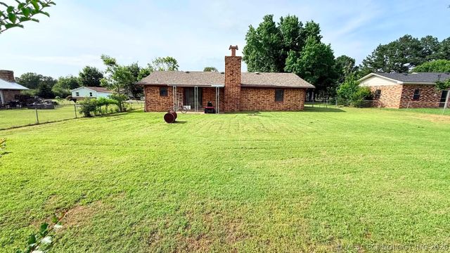 305 E Barclay Street, Henryetta, OK 74437