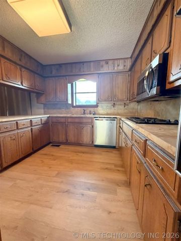 305 E Barclay Street, Henryetta, OK 74437
