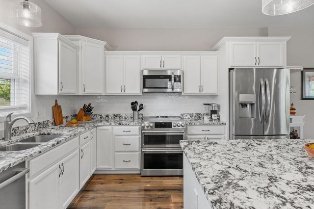 3006 Hemingway Drive, Chaska, MN 55318