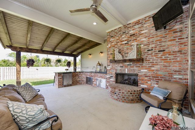 9535 Magnolia Crossing Dr, Greenwell Springs, LA 70739